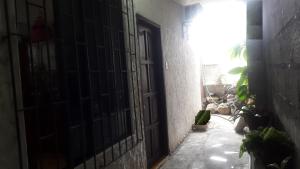 una entrada a una casa con una puerta abierta en Casa Puerto Ayora, en Puerto Ayora