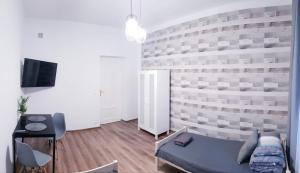 Guest Room RÓWNA的电视和/或娱乐中心