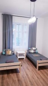 Guest Room RÓWNA客房内的一张或多张床位