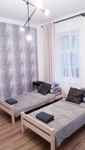 sypialnia z 2 łóżkami i oknem w obiekcie Guest Room RÓWNA w Kielcach
