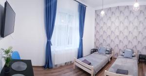 Guest Room RÓWNA的电视和/或娱乐中心