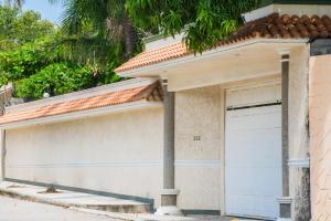 un par de puertas de garaje en una casa en Casa grande y privada, jardín & estacionamiento, en Salina Cruz
