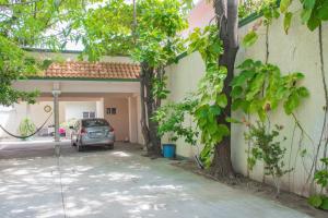 a car parked in a parking lot next to a building at Casa grande y privada, jardín & estacionamiento in Salina Cruz
