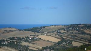 フェルモにあるB&B Le Terrazze Fermoの丘の上の町の空中風景