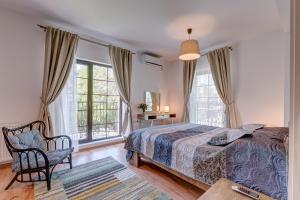 Un pat sau paturi într-o cameră la Bucharest Airport Suites & Villas