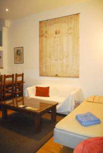 伊拉克利翁鎮的住宿－Luxurious Loft with Jacuzzi，客厅配有桌子和床。