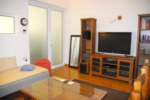 TV a/nebo společenská místnost v ubytování Luxurious Loft with Jacuzzi