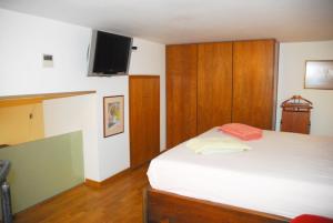 Giường trong phòng chung tại Luxurious Loft with Jacuzzi