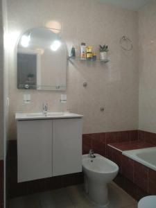 Kúpeľňa v ubytovaní Apartament Naranja con piscina urb El Paraiso