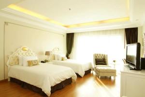 LK Miracle Suite - SHA Extra Plus客房内的一张或多张床位