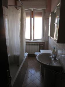 y baño con lavabo, ducha y aseo. en San Marco, en Pisa