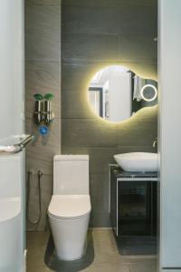 bagno con servizi igienici, lavandino e specchio di A&R Boutique Hotel a Kuala Lumpur