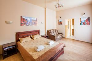 een slaapkamer met een bed en een stoel erin bij Apartment on Lesya Kurbasa 7 in Lviv