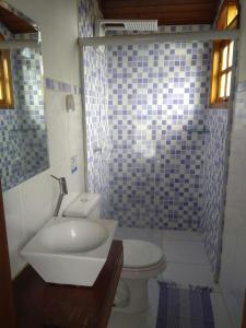 a bathroom with a sink and a toilet and a shower at Casa de Campo com Piscina in Itupeva