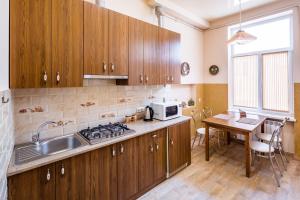 Dapur atau dapur kecil di Apartment on Lesya Kurbasa 7