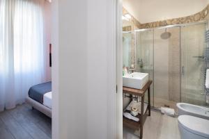 Un baño con lavabo, inodoro y ducha. en IstayinToledo Luxury Guest House, en Nápoles 48 fotos más