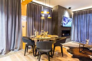 Televízia a/alebo spoločenská miestnosť v ubytovaní Apartament ZAKOLOVE pod Skocznią - Sauna , Jaccuzi , piękny taras