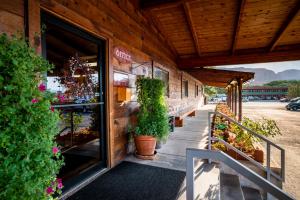 un negozio con piante sul lato di un edificio di Red Stone Inn a Moab