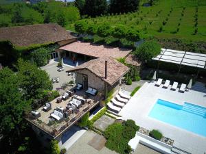 an aerial view of a house with a swimming pool at La Villa Hotel in Mombaruzzo