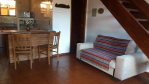 a living room with a chair and a table at Chalés Lauterbrunnen in Monte Verde