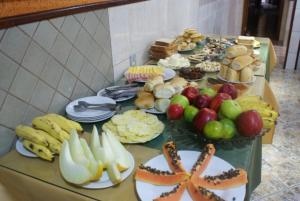 een tafel gevuld met verschillende soorten groenten en fruit bij Pousada Recanto das Flores in Nova Friburgo