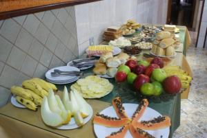 un cuadro lleno de diferentes tipos de frutas y hortalizas en Pousada Recanto das Flores en Nova Friburgo