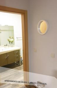 y baño con lavabo y espejo. en Apartamento da Seara "Douro" en Lamego