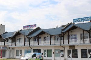 una furgoneta blanca estacionada frente a un edificio en Studio Apartment Dzungla, en Doboj