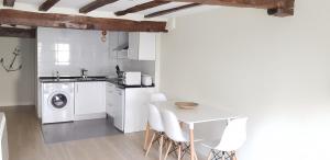 Eldhús eða eldhúskrókur á Apartamentos-Bermeo