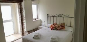 Łóżko lub łóżka w pokoju w obiekcie Apartamentos-Bermeo