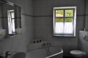 y baño con bañera, lavabo y aseo. en Hof Richert en Mellen
