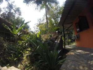 einen Garten neben einem Haus mit einem Gebäude in der Unterkunft Bosque dos Esquilos in Abraão + 39 Fotos