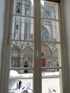 バイユーにあるstudio du parvisの窓から大聖堂を望めます。