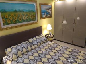 um quarto com uma cama e um quadro na parede em Milan center Luxury House em Sesto San Giovanni
