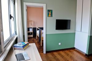 um quarto com uma mesa com um computador portátil em Margaritas Day 2C em Lisboa