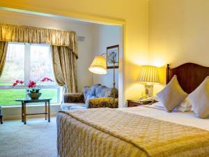 um quarto de hotel com uma cama grande e uma janela em The Keadeen Hotel em Newbridge