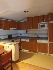 A kitchen or kitchenette at Apartamentos Vive Soria