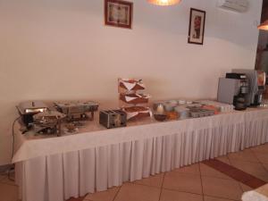 a counter in a kitchen with aasteryasteryasteryasteryasteryasteryasteryasteryastery at Pansion Comfort Sidro in Novalja
