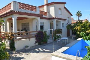 a house with a swimming pool in front of it at Villa Boverals in Vinarós