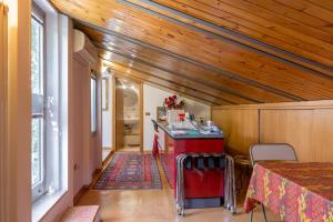 ein kleines Zimmer mit einer roten Theke in einem Haus in der Unterkunft Gheller Apartment in Verona