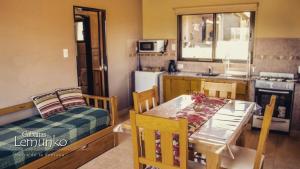 O bucătărie sau chicinetă la Cabañas Lemunko