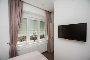 Televízia a/alebo spoločenská miestnosť v ubytovaní Citylux Apartments