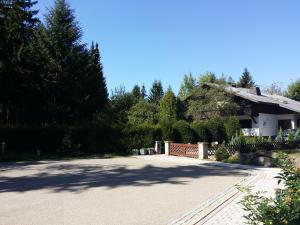 eine Auffahrt vor einem Haus mit Bäumen in der Unterkunft Schwarzwald - Villa Appartments Titisee in Titisee-Neustadt