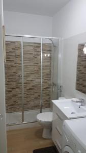 サンタクルス・デ・テネリフェにあるLa Castilloのバスルーム(シャワー、トイレ、シンク付)