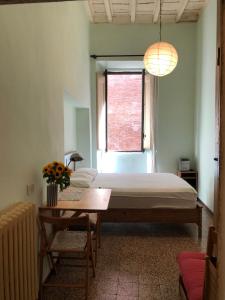 una camera con letto, tavolo e finestra di Appartamentino Campo dei Fiori a Roma