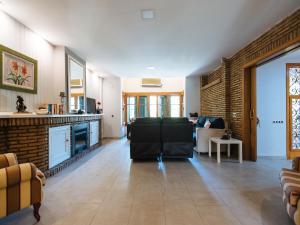 ein Wohnzimmer mit einem Sofa und einem Tisch in der Unterkunft Divi Apartments Villa Reyes in Mairena del Aljarafe