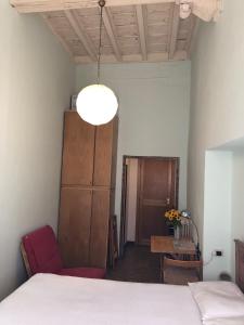 una camera con letto, lampada e tavolo di Appartamentino Campo dei Fiori a Roma