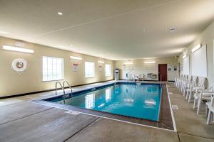 Bazén v ubytování Cobblestone Hotel & Suites - Paxton nebo v jeho okolí