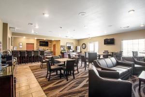 Kuchyň nebo kuchyňský kout v ubytování Cobblestone Hotel & Suites - Paxton