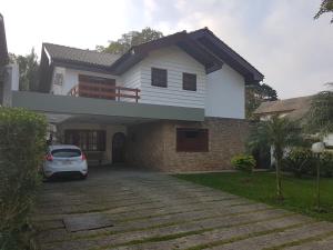 une maison avec une voiture garée devant elle dans l'établissement Casa Riviera, à Riviera de São Lourenço
